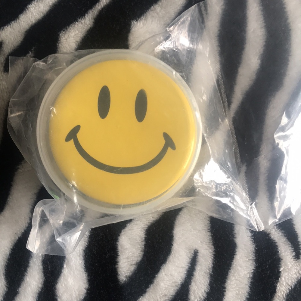 Smiley yellow button pins 5 pk - Picture 2 of 2